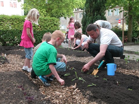 Opeens 9 kinderen in de tuin!