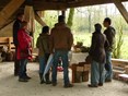 gert-jan en bart laten van alles over bijen zien