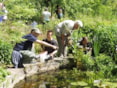 Vrijwilligers en bezoekers genieten in de Naturentuin
